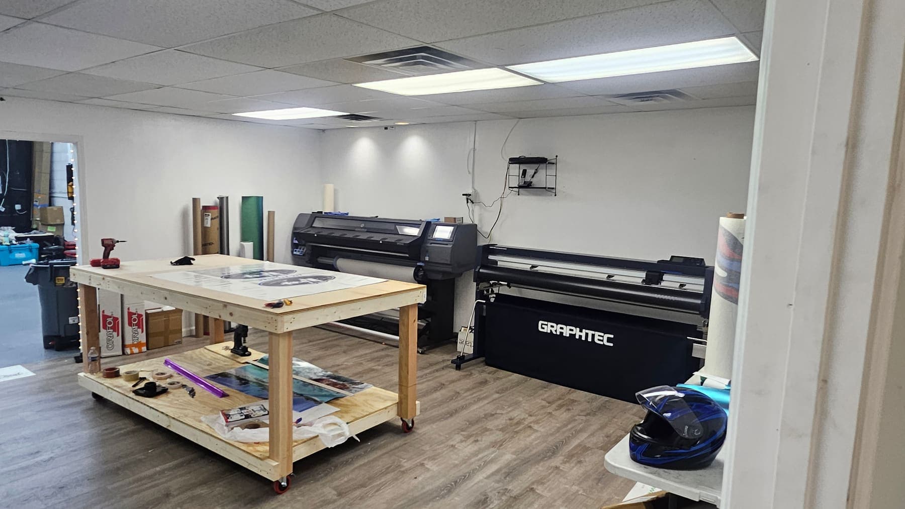 Large-format latex printer and Graphtec cutting plotter in the production room